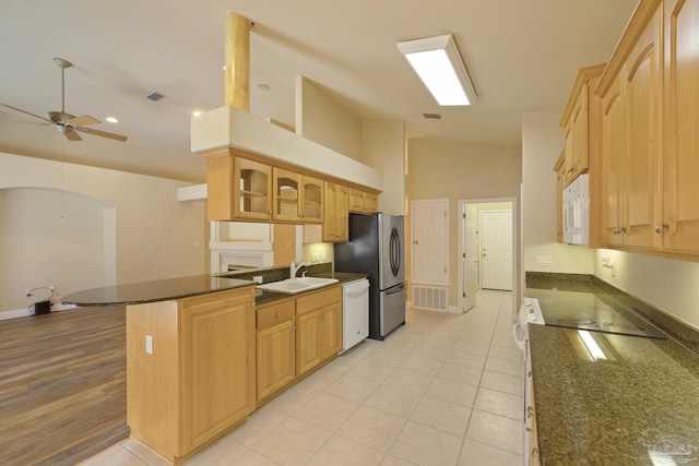 kitchen with ceiling fan, sink, kitchen peninsula, white appliances, and light tile patterned flooring