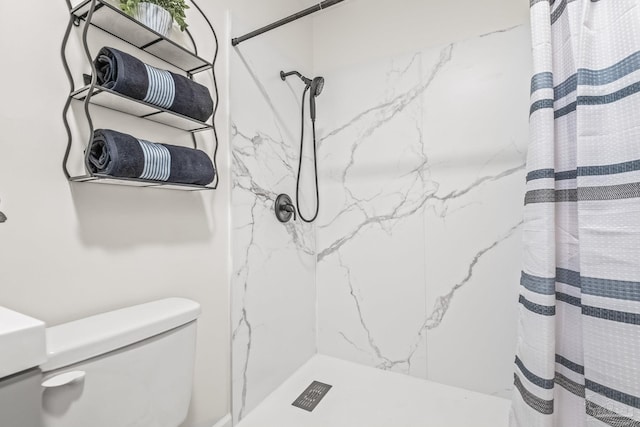 bathroom featuring curtained shower