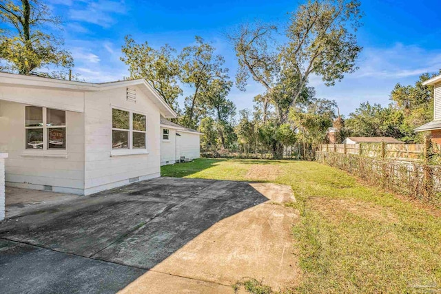 view of yard featuring a patio