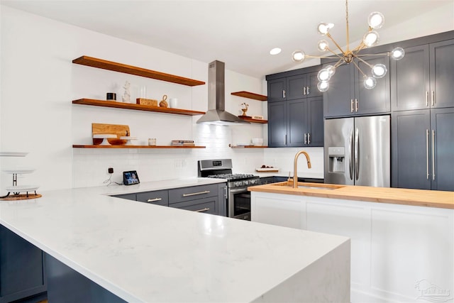 kitchen with backsplash, an inviting chandelier, sink, appliances with stainless steel finishes, and range hood