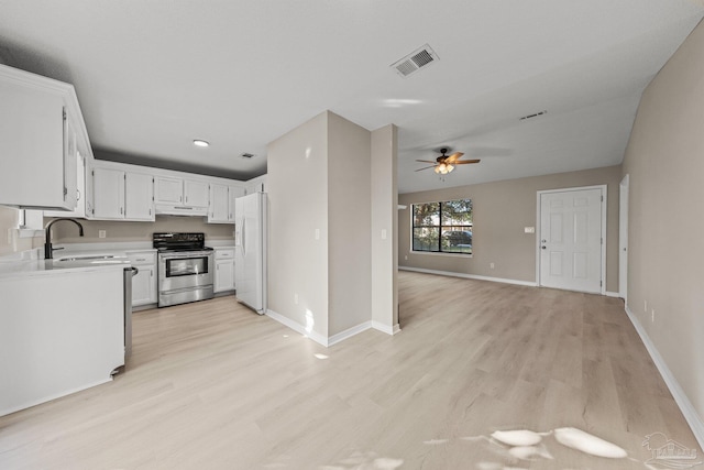 kitchen featuring stainless steel electric stove, ceiling fan, sink, white refrigerator, and light hardwood / wood-style flooring