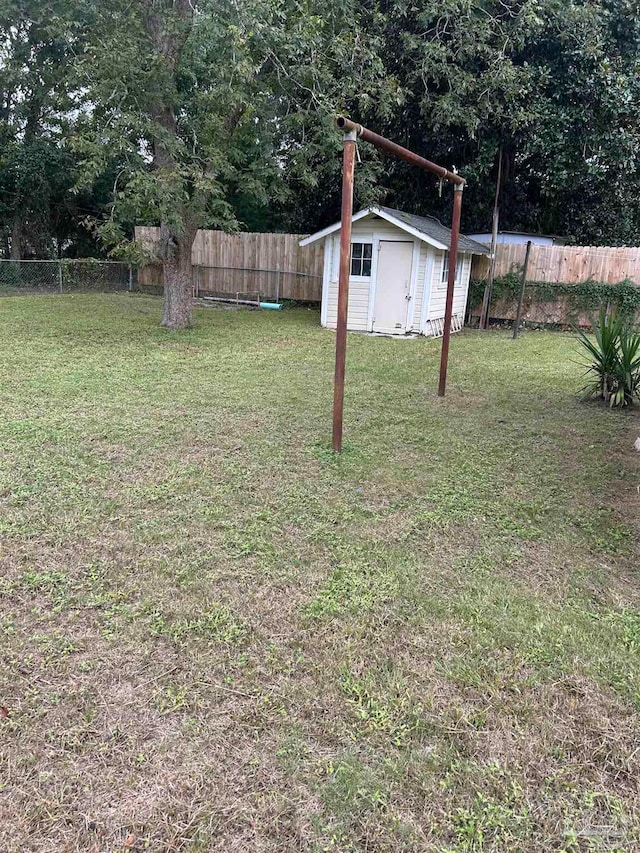 view of yard featuring a storage shed