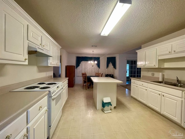 kitchen featuring a textured ceiling, hanging light fixtures, sink, a chandelier, and electric stove