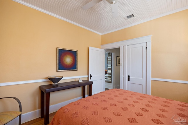 bedroom with a ceiling fan, visible vents, baseboards, and ornamental molding