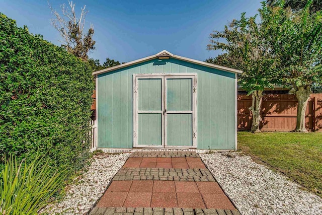 view of outdoor structure with a yard