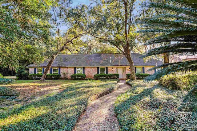 single story home with a front lawn