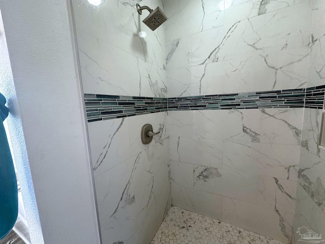 bathroom featuring a tile shower