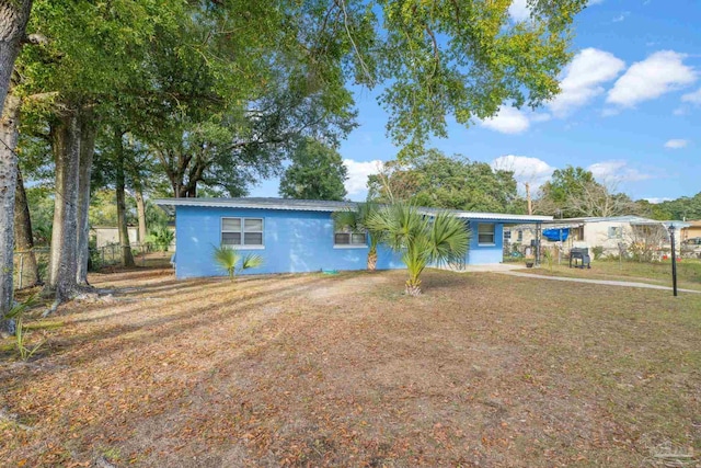 view of front of house featuring a front yard