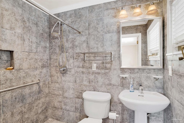 1001 E Bobe St, Pensacola, FL 32503 - bathroom with a sink, toilet, and tiled shower