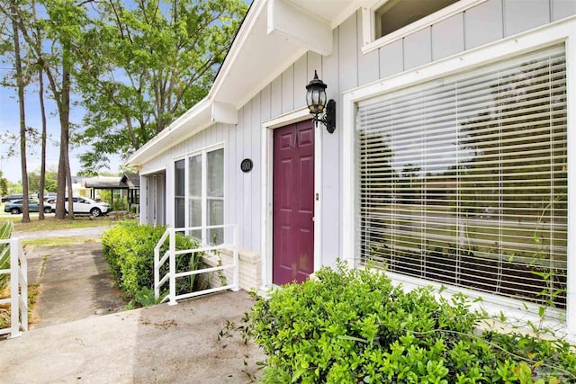 1001 E Bobe St, Pensacola, FL 32503 - property entrance featuring board and batten siding