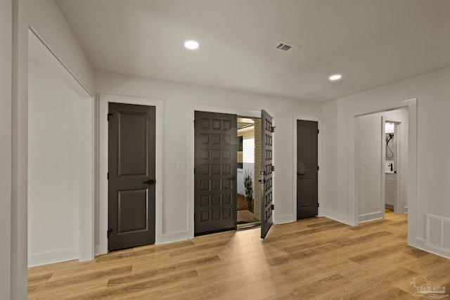 unfurnished bedroom featuring baseboards, light wood-style flooring, visible vents, and recessed lighting
