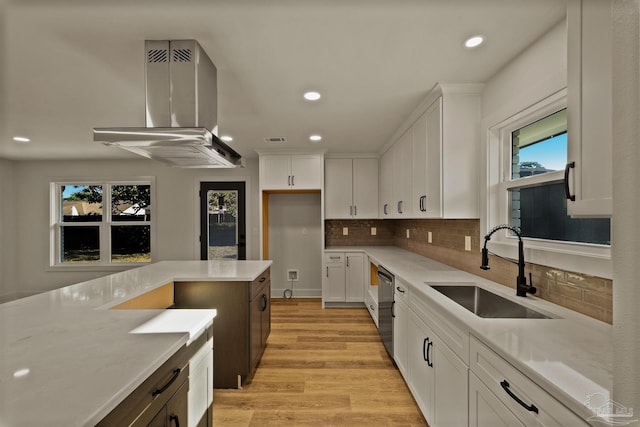kitchen with light wood-type flooring, a sink, recessed lighting, and island range hood