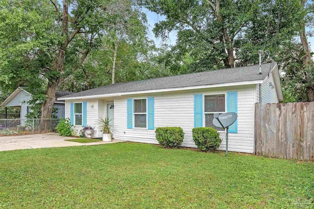 ranch-style house featuring a front lawn