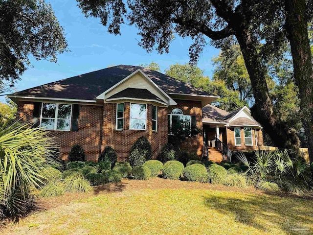 view of front of property featuring a front yard