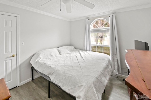 bedroom featuring crown molding, hardwood / wood-style floors, ceiling fan, and a textured ceiling