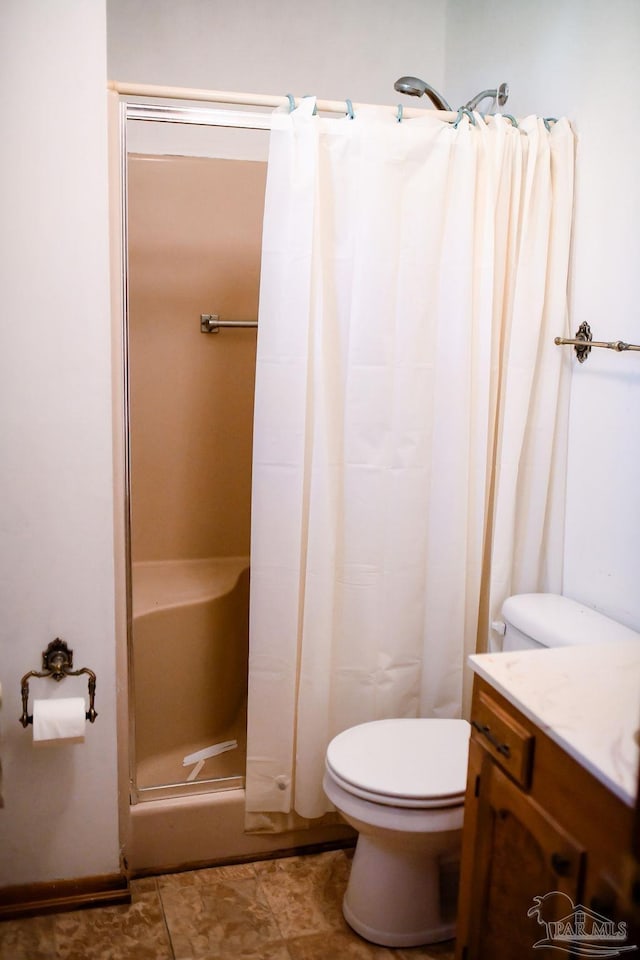 bathroom with a shower with curtain, vanity, and toilet