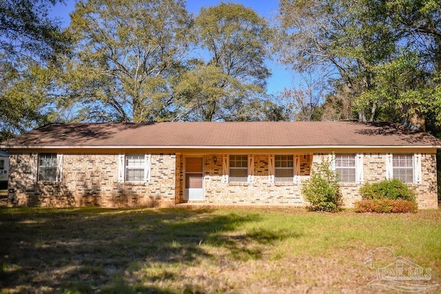 single story home featuring a front yard