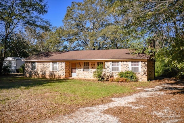 ranch-style house featuring a front yard