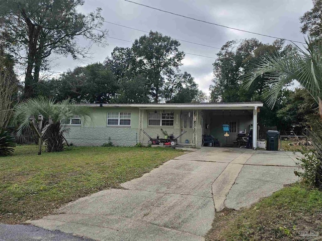 view of front facade featuring a front yard and a carport