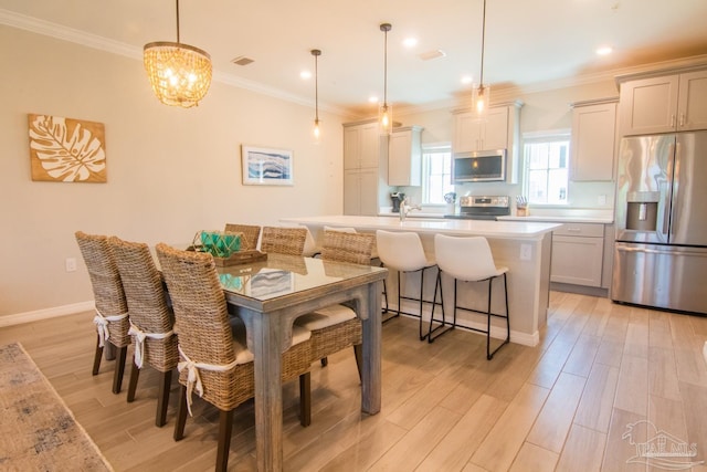 dining area featuring recessed lighting, visible vents, baseboards, light wood-type flooring, and crown molding