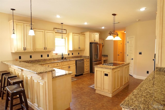 kitchen featuring hanging light fixtures, sink, a center island, stainless steel appliances, and a breakfast bar