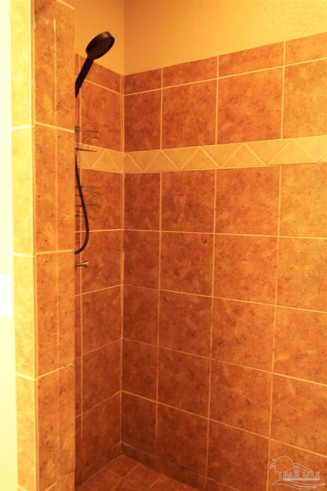 bathroom featuring a tile shower