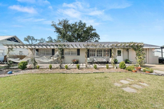 single story home with a front lawn