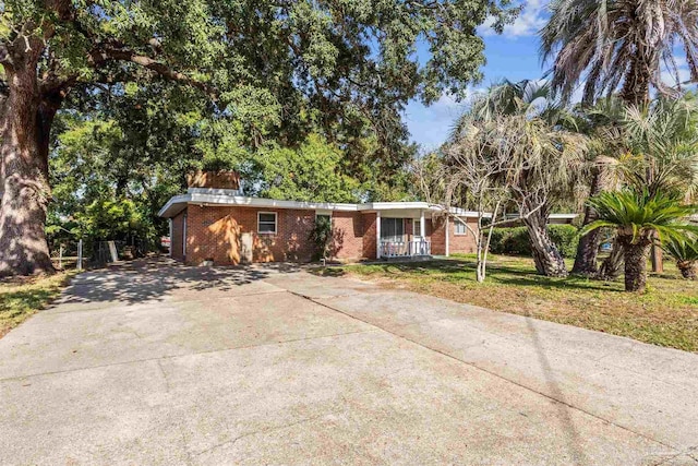 single story home with a front yard