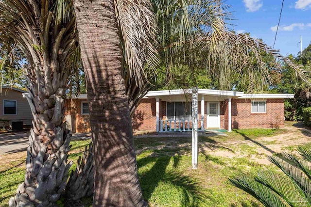 view of front facade featuring a porch and a front yard