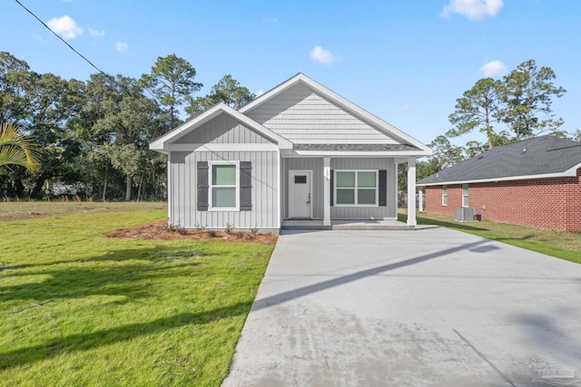 view of front of house featuring a front yard and central AC unit