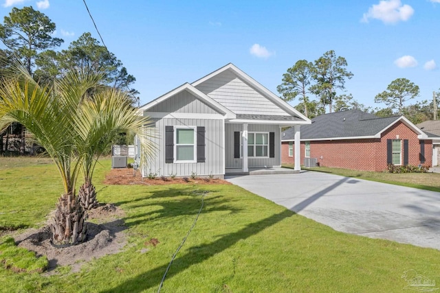 view of front facade with a front lawn