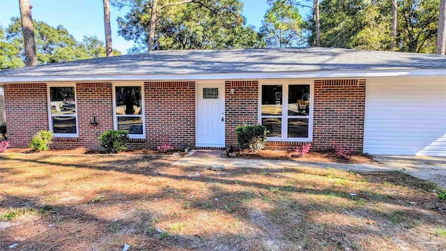 single story home with a front lawn