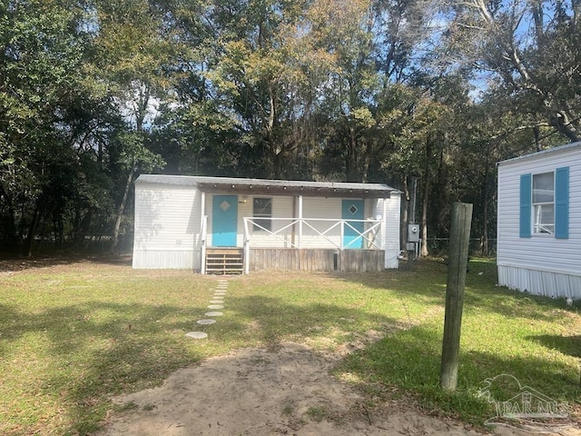 view of front of house featuring a front yard