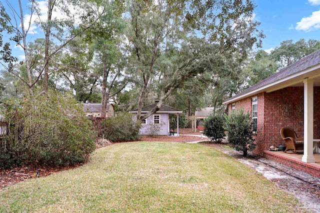 view of yard featuring an outbuilding