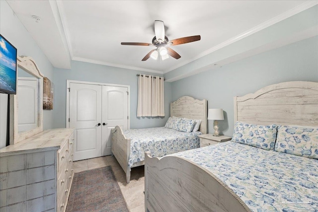 bedroom with crown molding, ceiling fan, and a closet