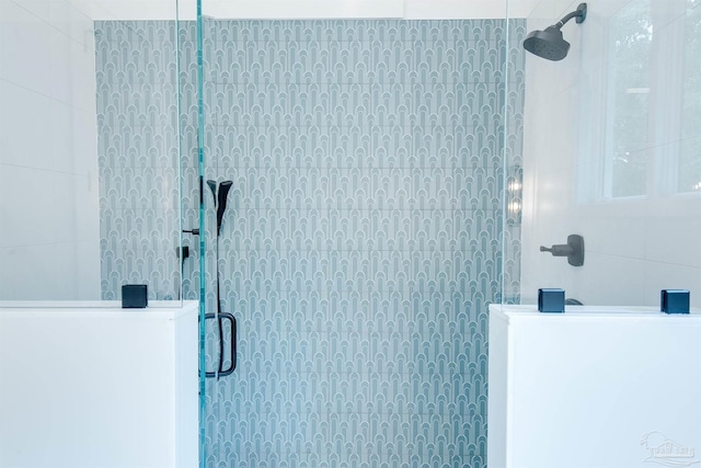 bathroom featuring tiled shower and tile walls