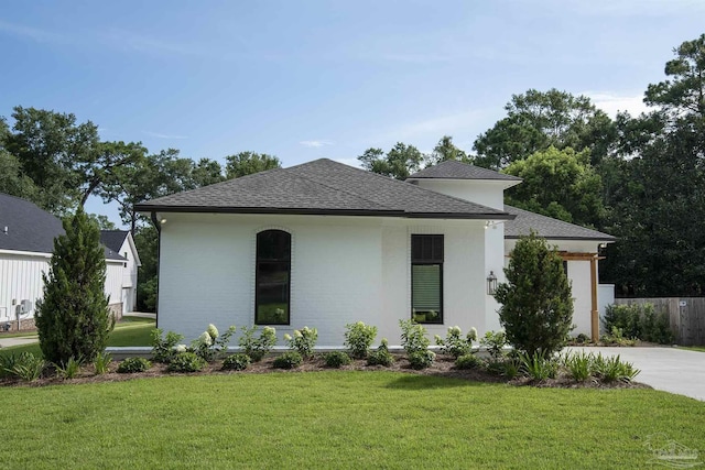 view of front of house with a front lawn