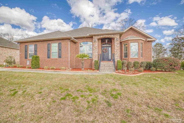 single story home with a front lawn