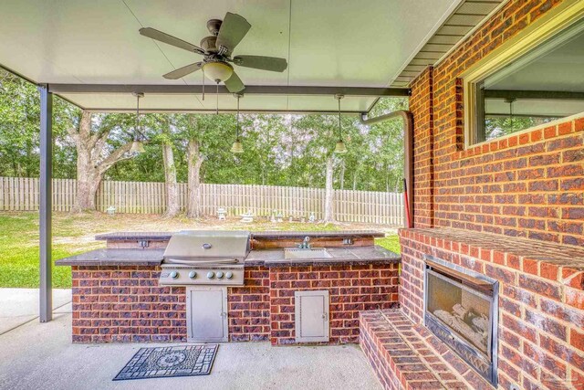 view of yard featuring a storage shed