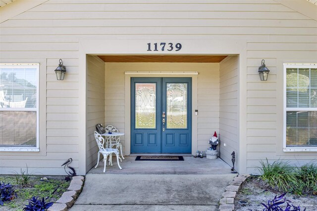 entrance to property featuring a porch