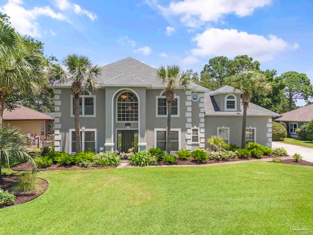 view of front of property featuring a front lawn