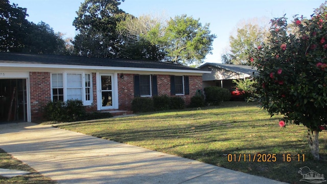 single story home with a front lawn