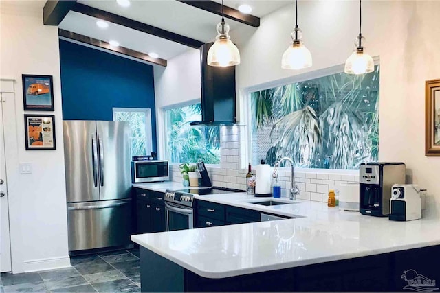 kitchen featuring kitchen peninsula, decorative backsplash, stainless steel appliances, sink, and hanging light fixtures