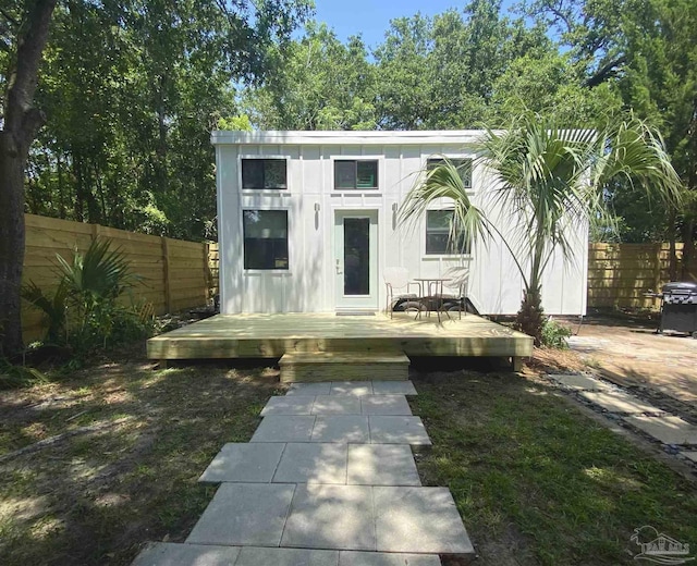 view of front of property featuring a wooden deck