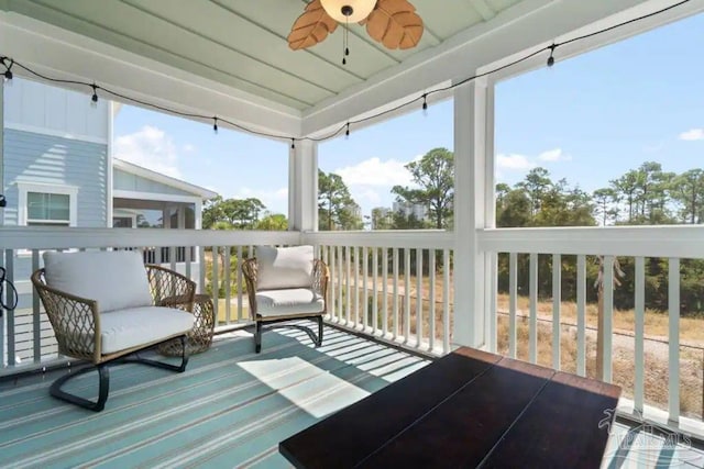 sunroom featuring ceiling fan