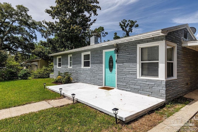 single story home with a front yard