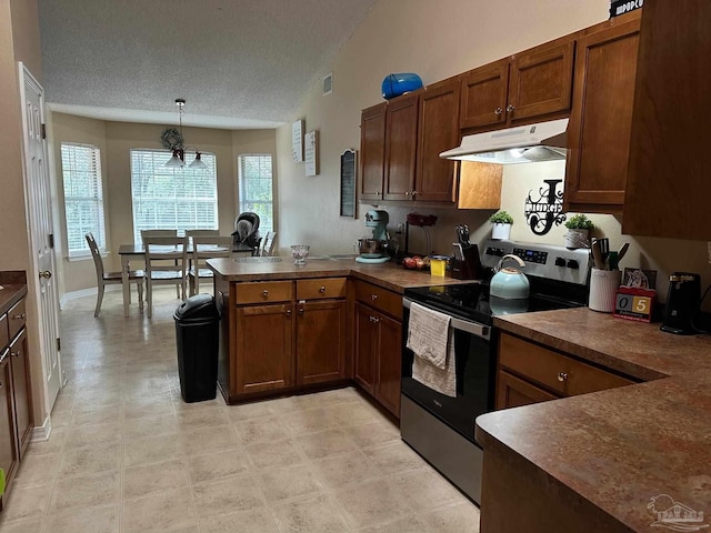 kitchen featuring a textured ceiling, kitchen peninsula, a notable chandelier, pendant lighting, and stainless steel electric stove