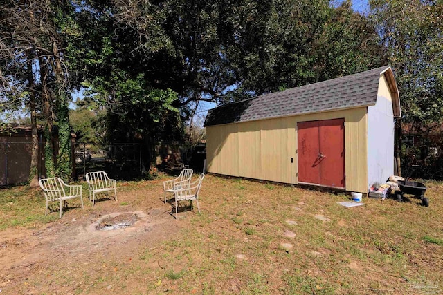 view of yard with a storage unit