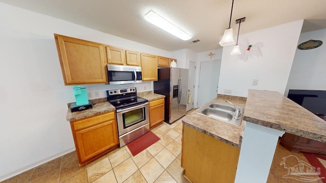 kitchen with decorative light fixtures, kitchen peninsula, sink, appliances with stainless steel finishes, and a breakfast bar area