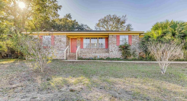 ranch-style house featuring a front lawn